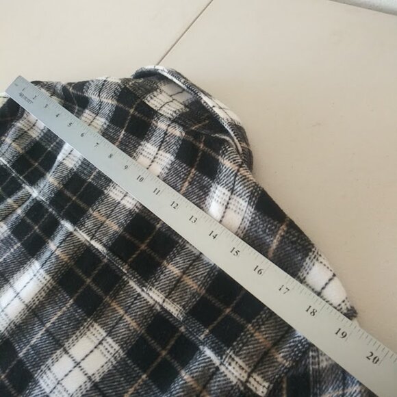 Love Tree women's size M black, white and tan plaid flannel cropped shacket - Picture 11 of 15
